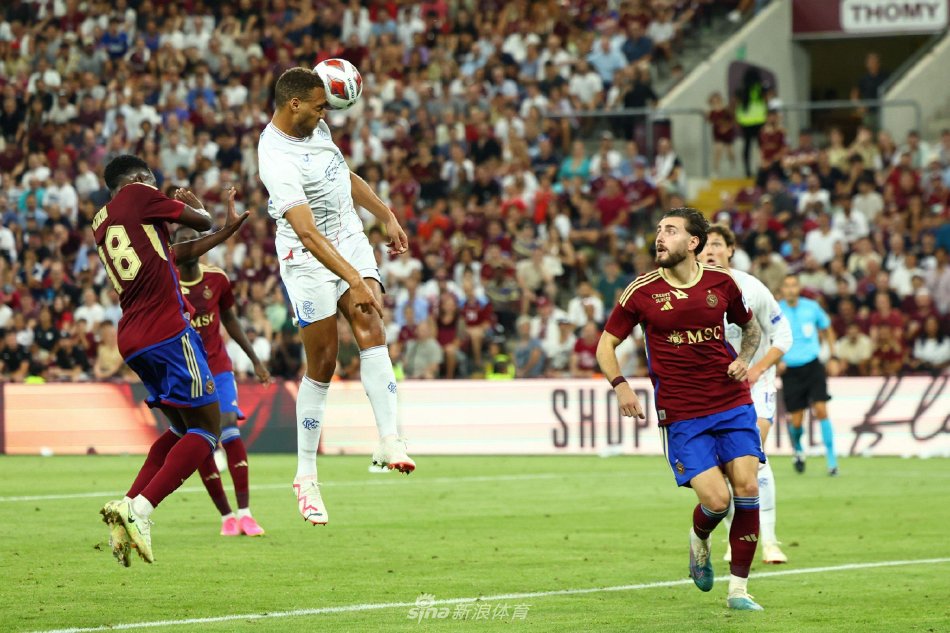 运动员在高 运动员在高